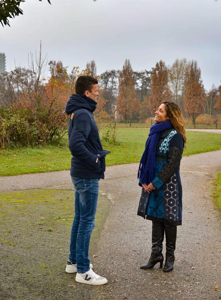 Smartphone met audio-app tijdens wandeling