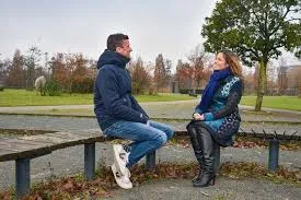 Koptelefoon en wandelroute in ochtendlicht